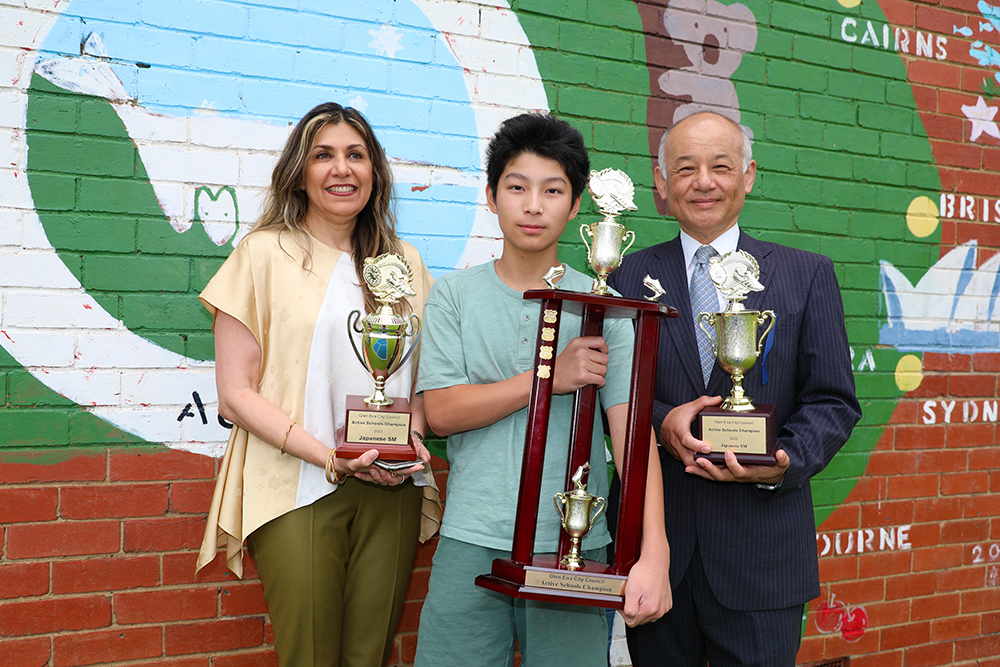 Councillor Anne-Marie Cade Glen Eira Mayor 2023–24, Japanese School of Melbourne student and Mr. Kikuji Kitayama, Principal of Japanese School of Melbourne 2023